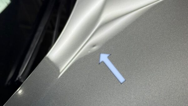 エクストレイル　ボンネット、フェンダーのヘコミ